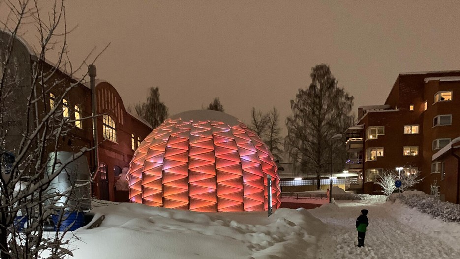 Curiosums domteater med fasadbelysning