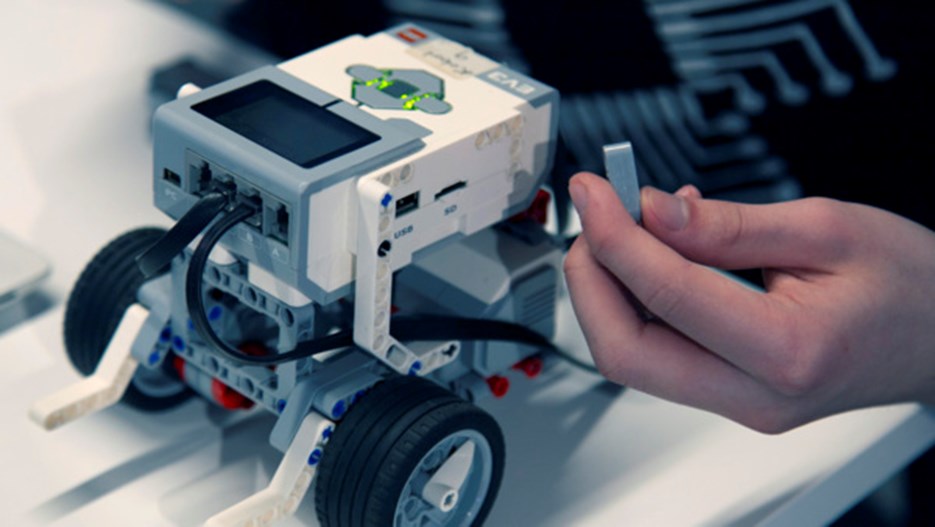 Elev bygger en EV3 robot