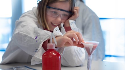 Flicka extraherar DNA ur jordgubbar