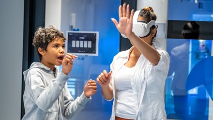 Två personer provar Mars Quest med VR-glasögon