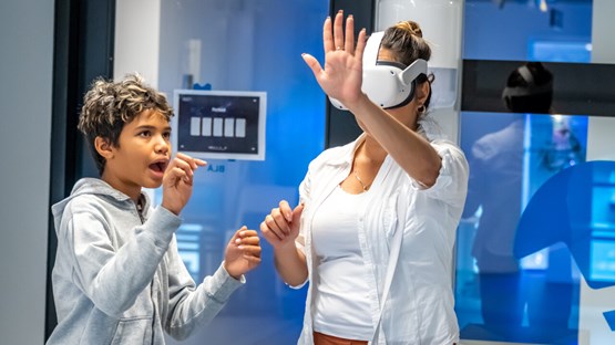 Two people are trying Mars Quest with VR-glasses