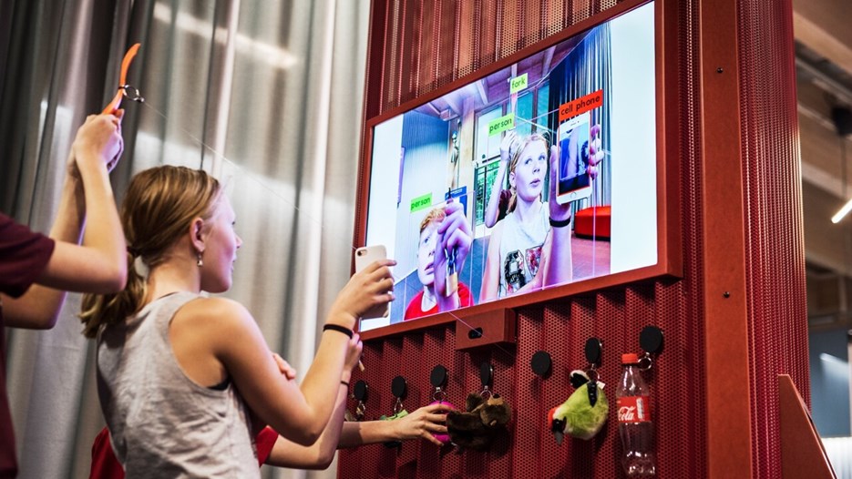 Två flickor framför digital skärm